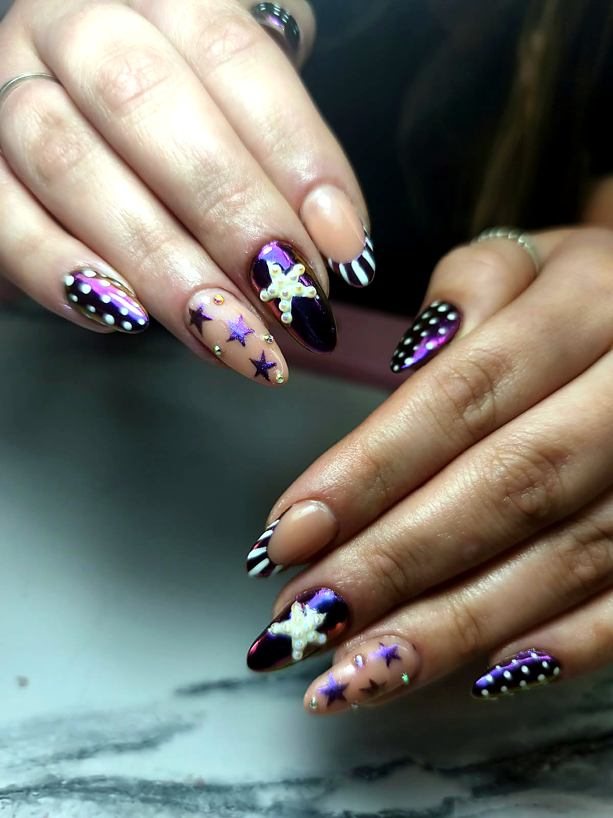 Nail art roxa multicolorida